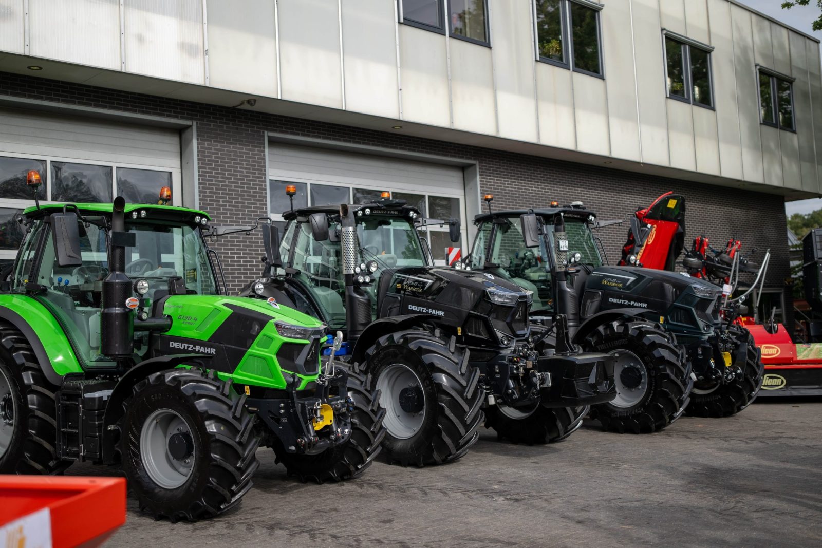 Grondverzetmachine van LMB Prins in Dalfsen