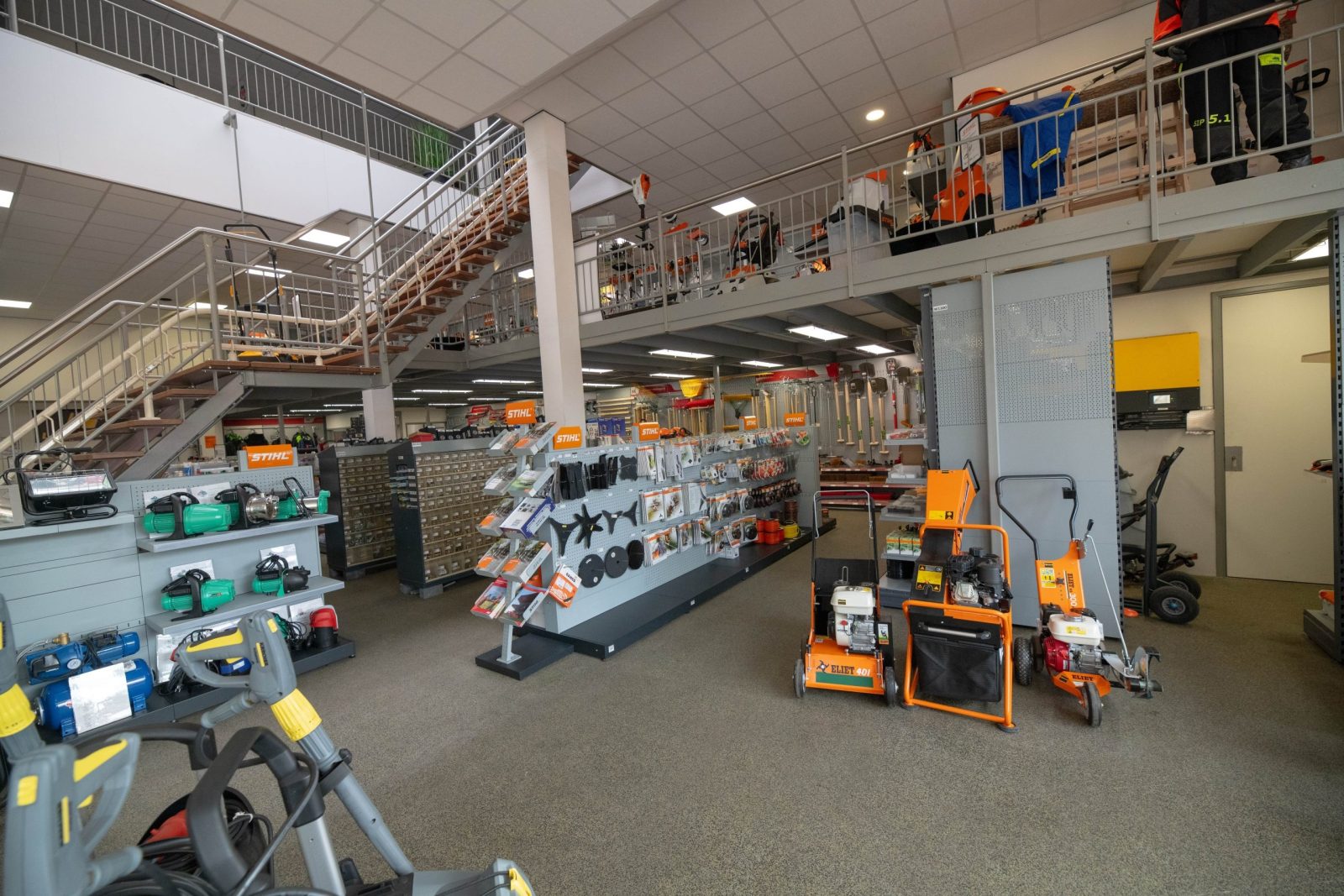 De winkel van LMB Prins in Dalfsen, tuin- en parkartikelen en gereedschap